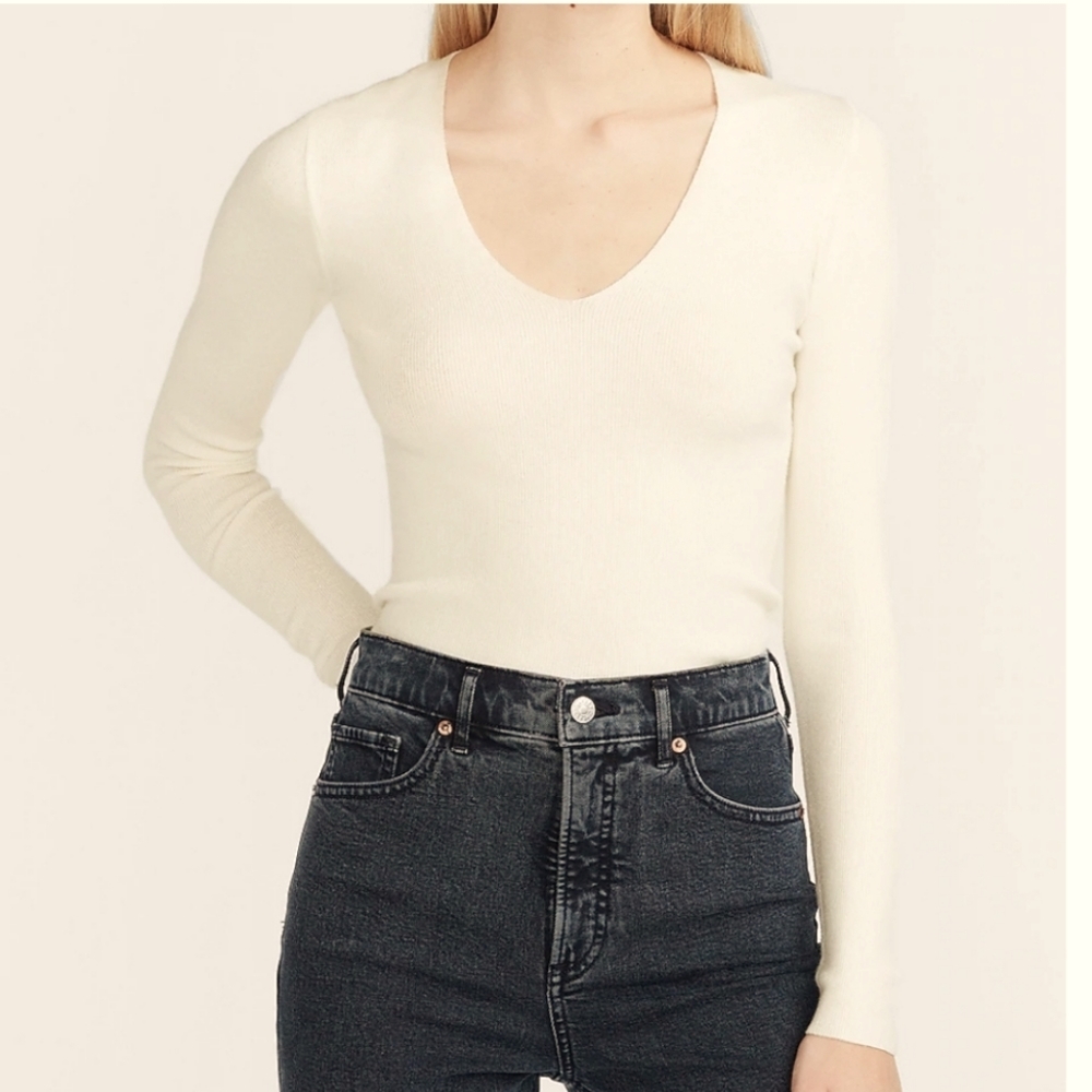 Express Ribbed VNeck Knit Top